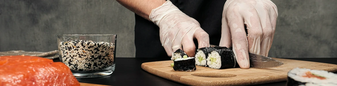 mężczyzna kroi suhi