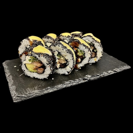 rolka sushi z&nbsp;tuńczykiem i&nbsp;sosem