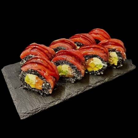 Czarna rolka sushi z&nbsp;łososiem